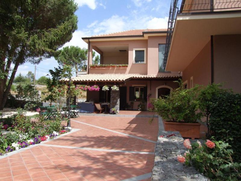 Rosso Vulcano Nicolosi Esterno foto